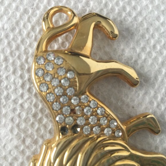 Gold tone lion brooch pin pendent missing two "stones" sell as is - Picture 4 of 6